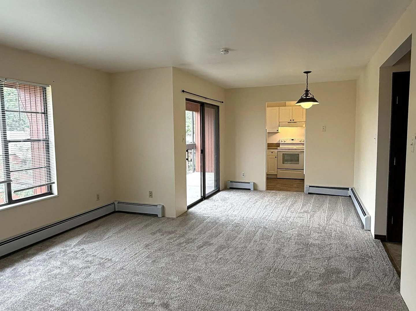 Bright & Spacious 2 Bed with Balcony in Prime Location — Photo 4