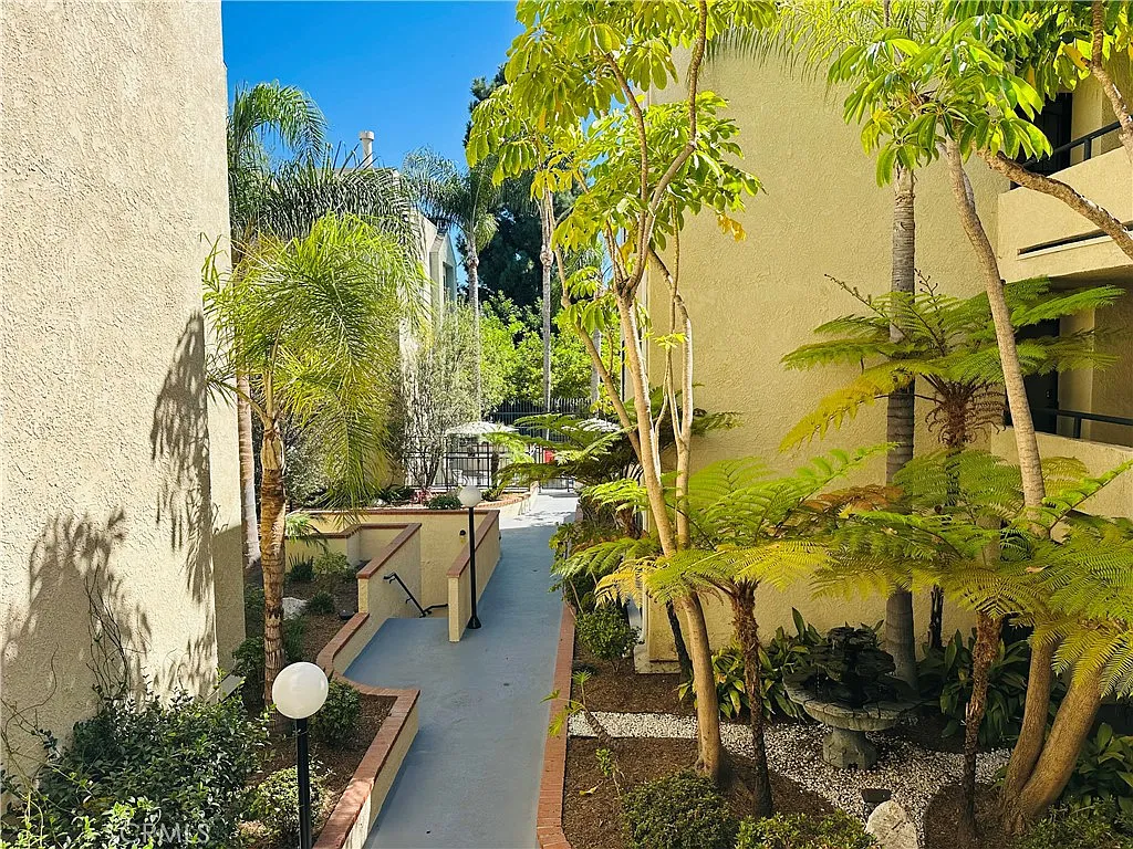 2 bed, 895 sqft, $2,600 — Photo 4