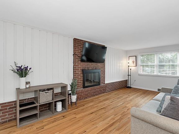 3rd image of 6923 Hilldale Dr