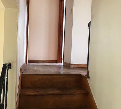 Split level steps to bedrooms