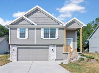 21708 Westover Rd, Peculiar, MO 64078