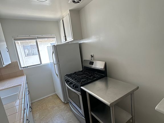 3rd image of 1174 N Heliotrope Dr