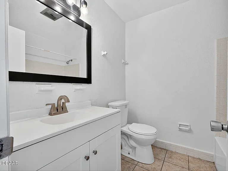2417 N Oleander Ave — Photo 9