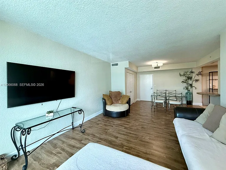 7501 E Treasure Dr #3H — Photo 10