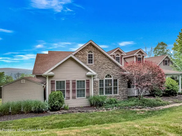 1001 Woodwind Hills Dr, Dalton, PA 18414