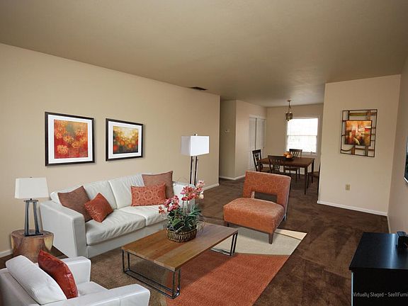 Windsor East Apartments - Living Room