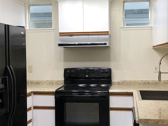 3rd image of 321 Lockewood Ln