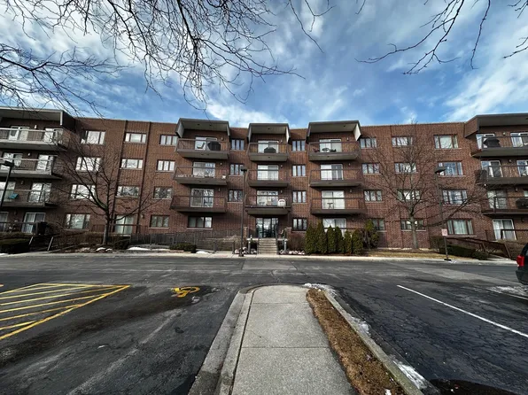 350 E Dundee Rd APT 202, Buffalo Grove, IL 60089