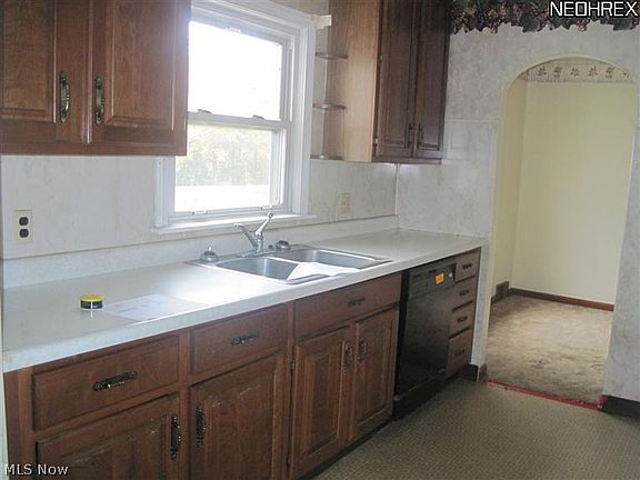 5th image of 4870 Mahoning Ave NW