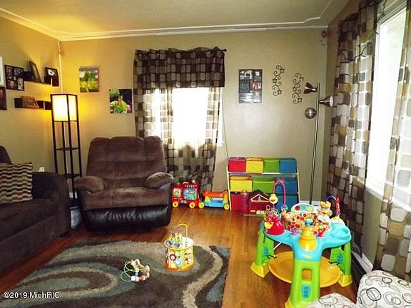 3rd image of 4542 Marshall Ave SE
