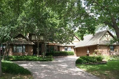 1st image of 2910 Ambleside Ln