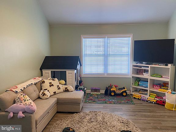 2nd image of 115 Duck Creek Ln