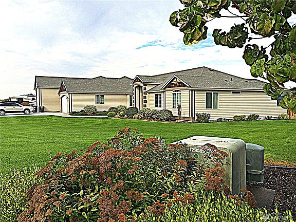 2nd image of 914 Camas Pl
