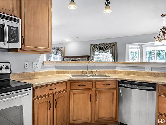 3rd image of 2350 Fountain Dr