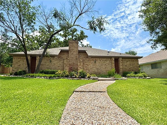4th image of 2730 Camelot Dr
