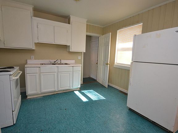 Kitchen includes stove and refrig