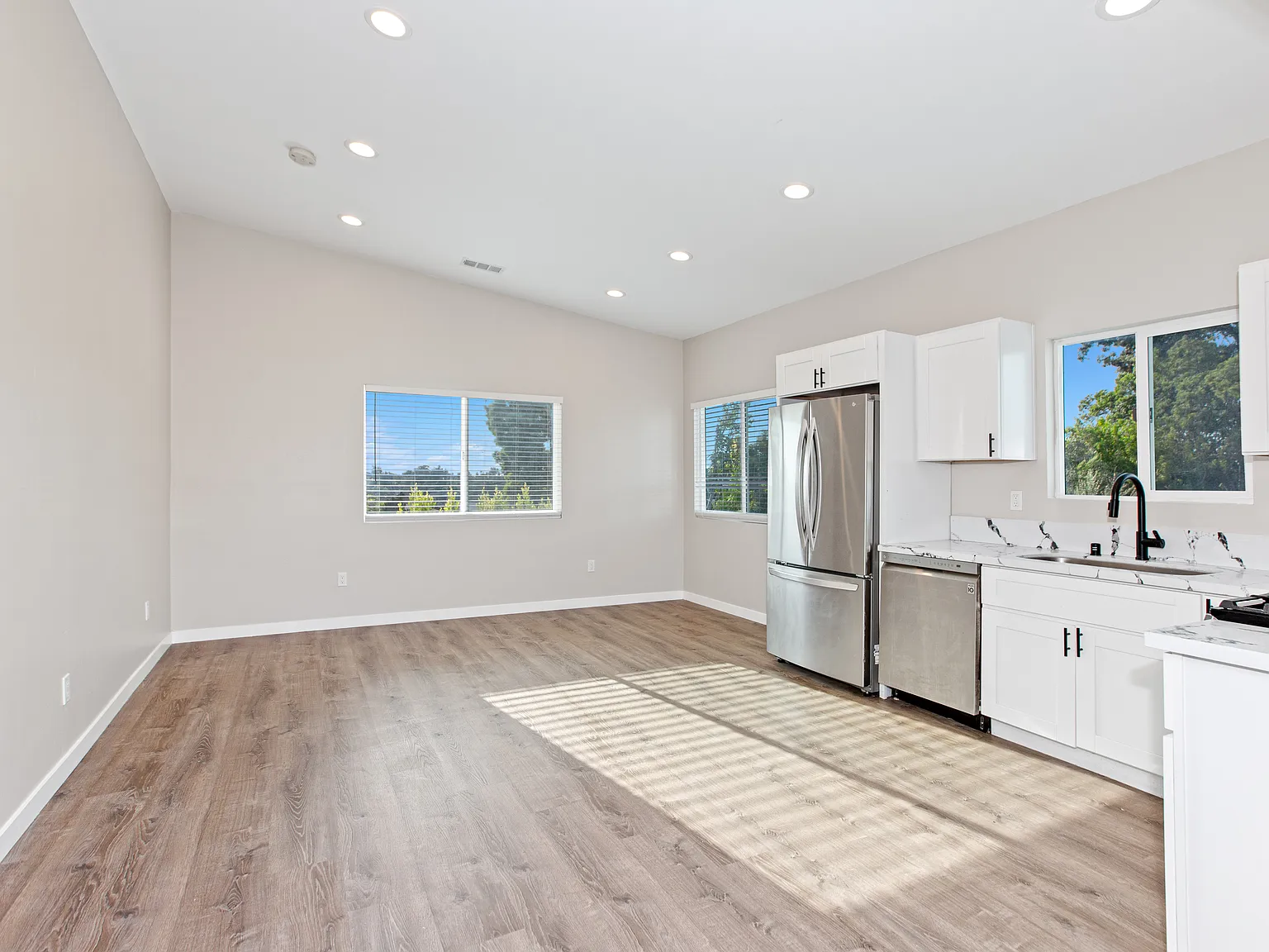 4 bed, 1200 sqft, $5,600 — Photo 4
