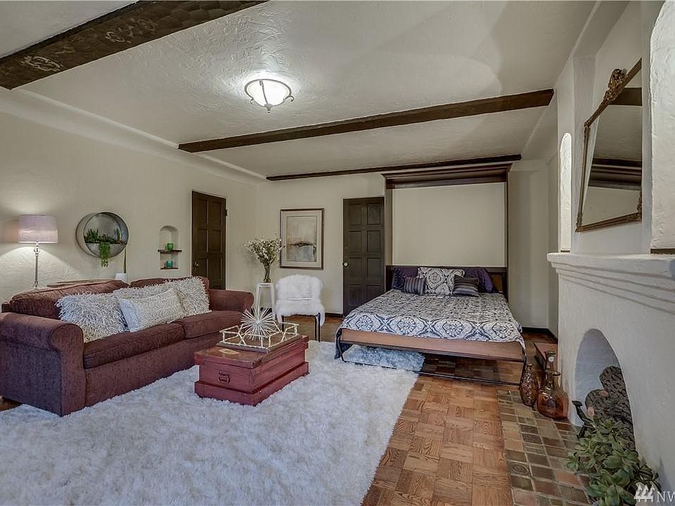 Studio living/bedroom