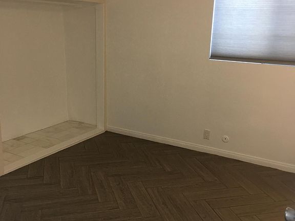 3rd image of 1062 W 23rd St