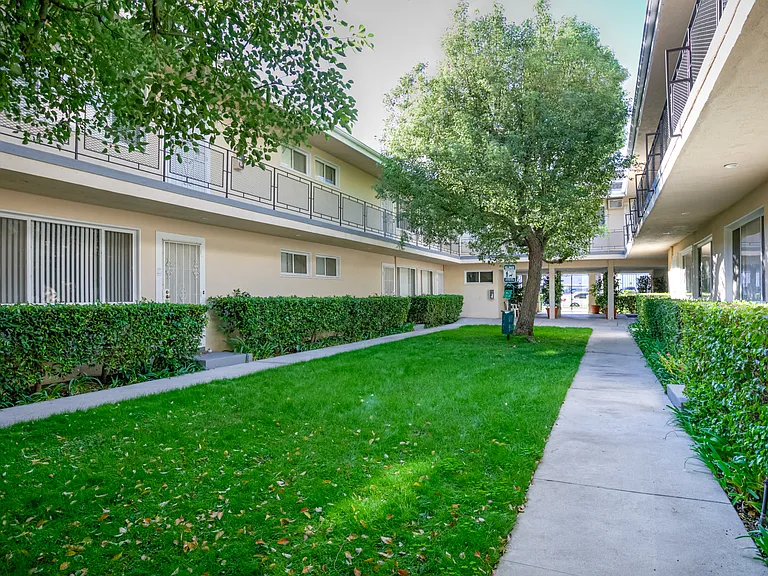 Sherman Oaks Towers — Photo 1