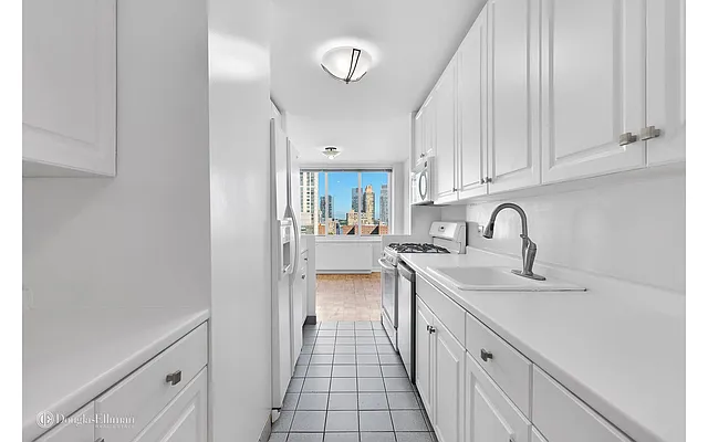 Sold by Douglas Elliman | media 27