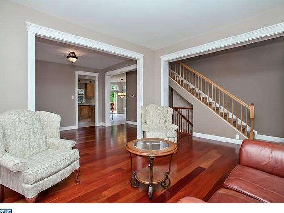 4th image of 902 Francis Dr