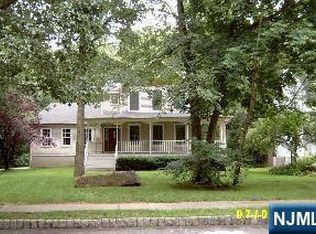 4 Lee Ct, Waldwick, NJ 07463