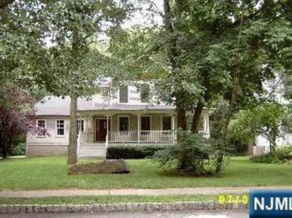 4 Lee Ct, Waldwick, NJ 07463