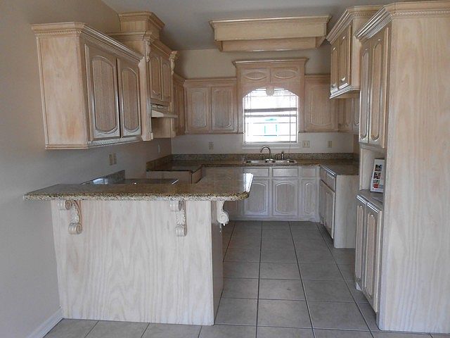 2nd image of 3908 Crisantema St