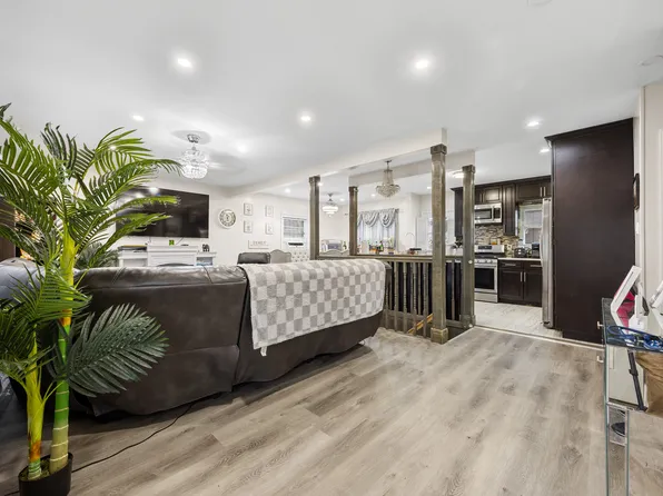 32-30 Anchor Drive image 3 of 33