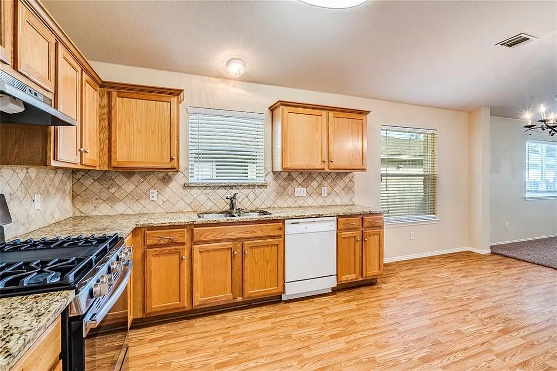 3 bed, 2.0 bath, 1566 sqft, $1,995 — Photo 2