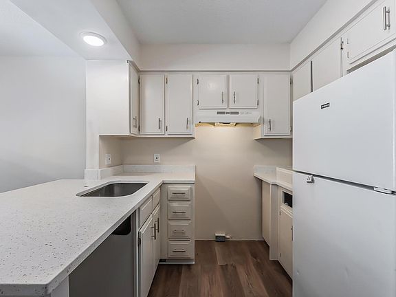 3rd image of 8831 Glenwood St #17