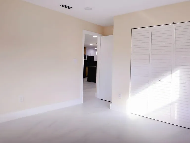 11516 SW 54th St — Photo 32