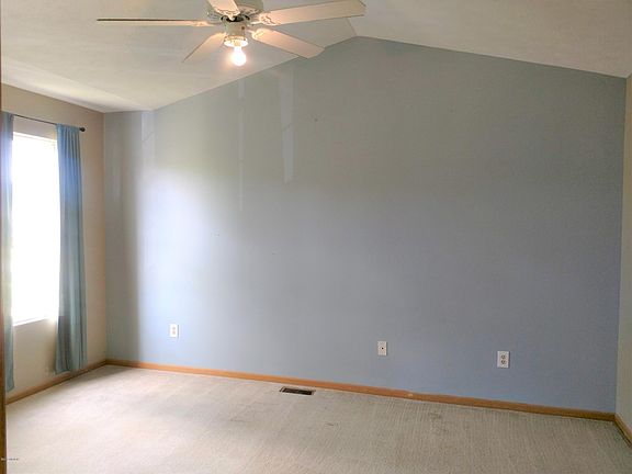 3rd image of 310 Prairie Run Dr NE