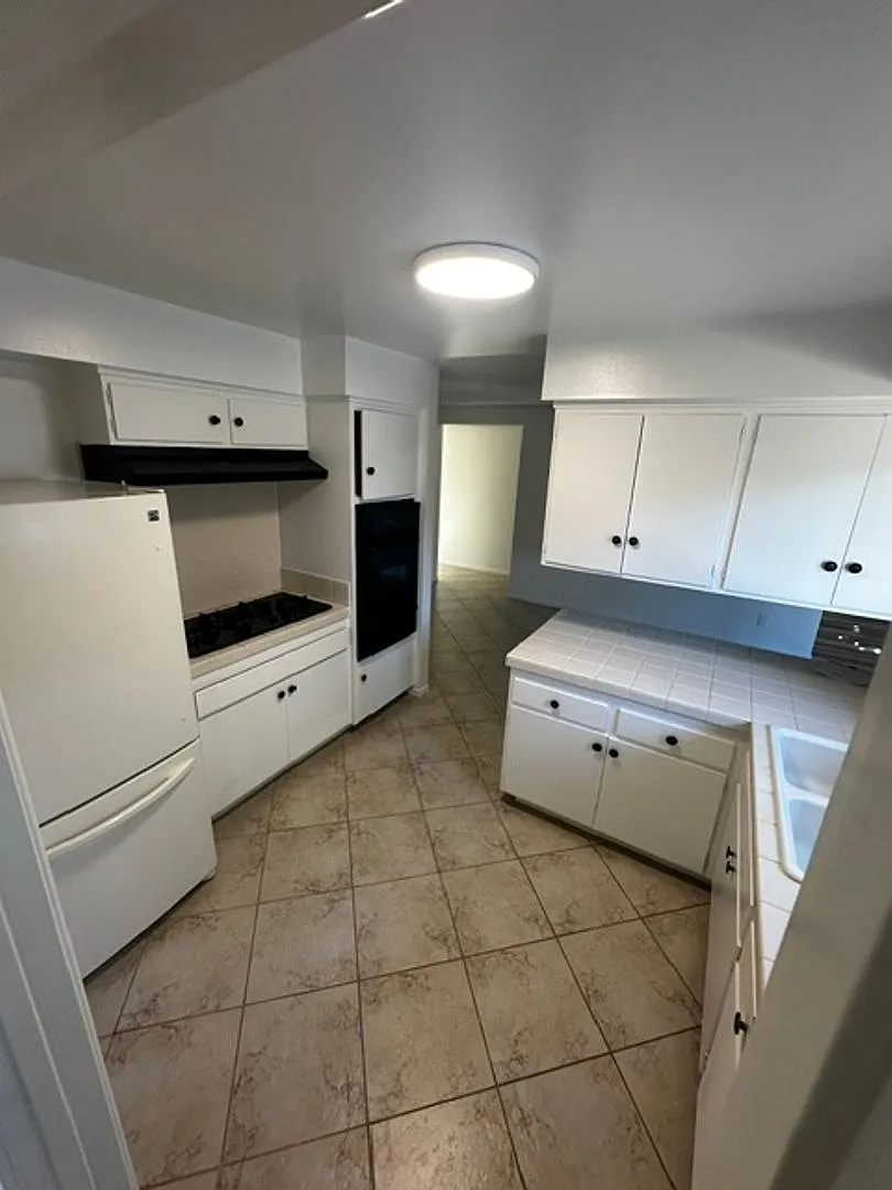 Beautiful One Story Home in Ventura! — Photo 4