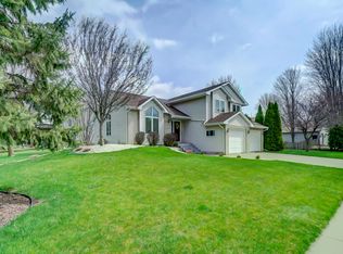 209 Fairbrook Dr, Waunakee, WI 53597
