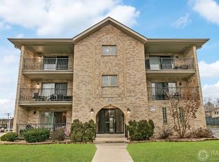 9050 S Roberts Rd, Hickory Hills, IL 60457