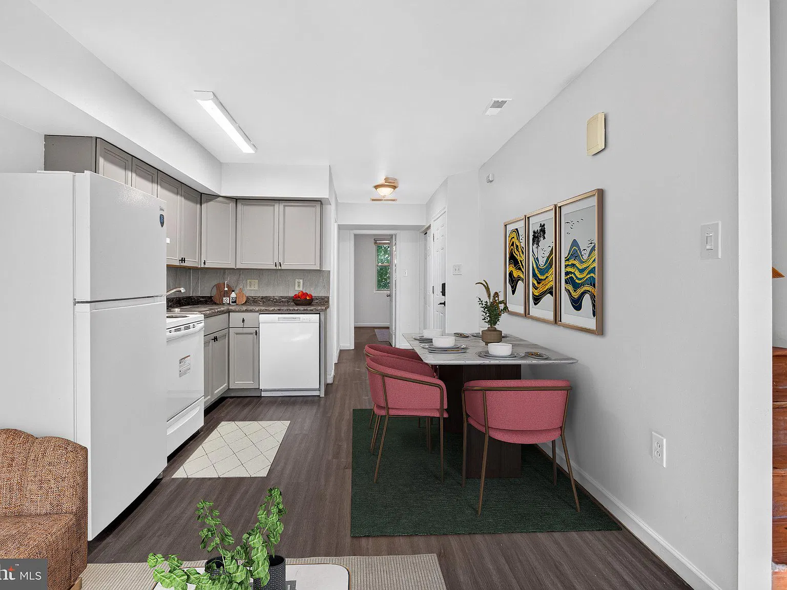 3 bed, 2.0 bath, 1300 sqft, $1,900 — Photo 3