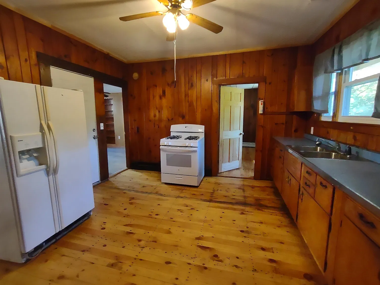 3 bed, 1.0 bath, 1475 sqft, $2,200 — Photo 2