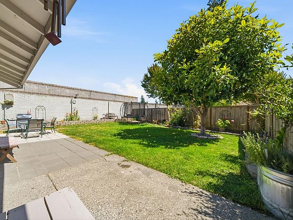 2nd image of 7078 Avenida Cala