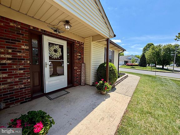 4th image of 102 Carriage Hill Ct