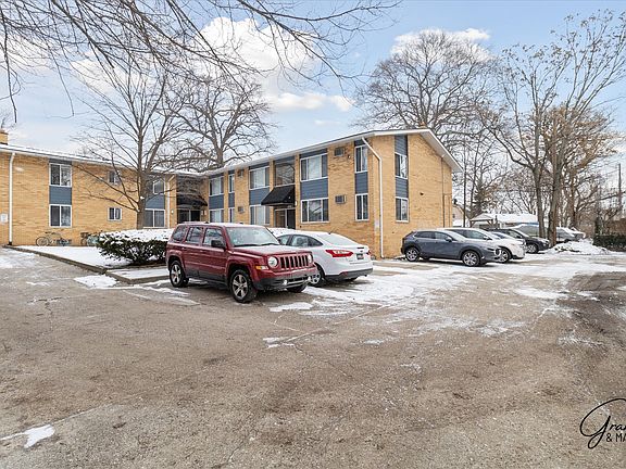 3rd image of 590 E Lewiston Ave #1B-1Ba