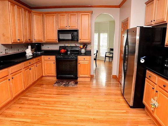 5th image of 4107 Golf Cir