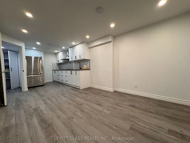 2793 Lindholm Cres — Photo 4
