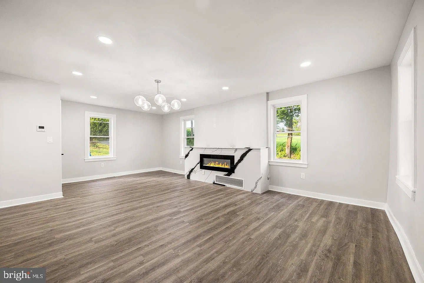 3 bed, 1.5 bath, 1300 sqft, $2,300 — Photo 3