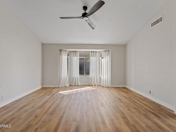 5th image of 1021 E LINDA Lane