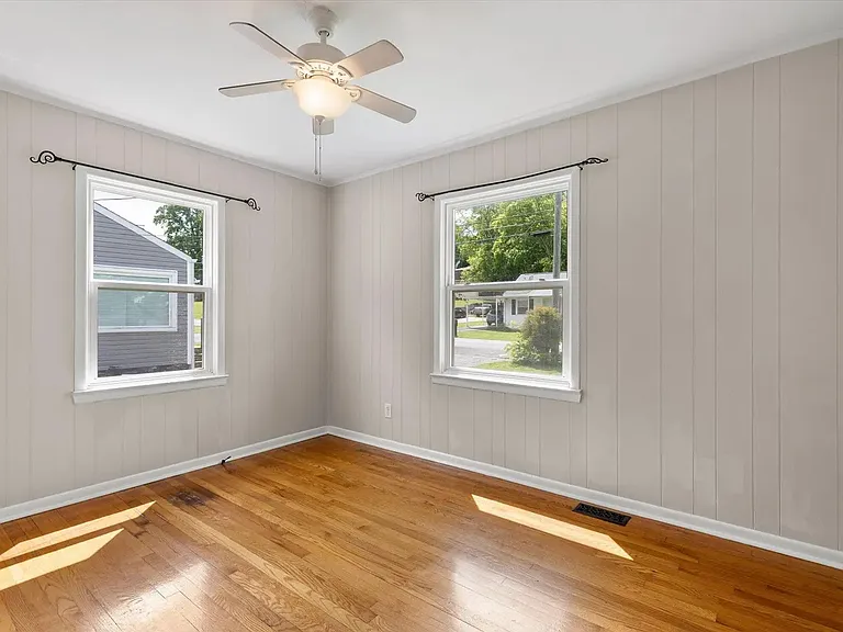 1604 E Ridge Ave — Photo 9