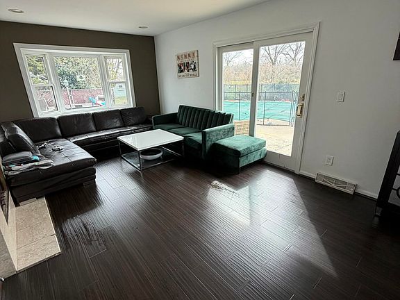 5th image of 41 Dwight Dr