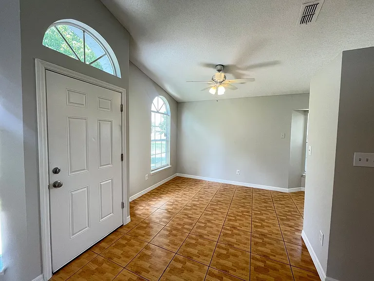 313 San Gabriel St — Photo 18