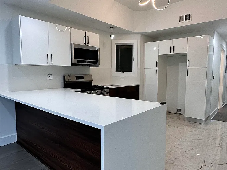 802 Broadway — Photo 3